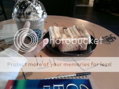 Caramel ice-blended coffee accompanied by sandwiches!